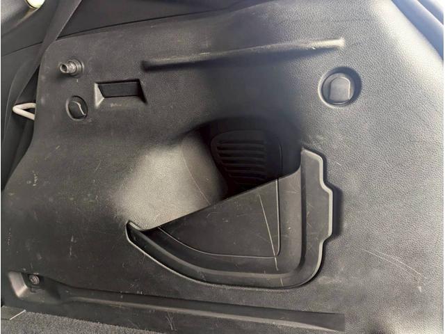 ジープ・レネゲード リミテッド シートヒーター/ステアリングヒーター/バックカメラ/ブラインドスポットモニター/LEDヘッドライト/ルーフレール/アクティブクルーズコントロール/革シート/ETC2.0/純正17インチアルミホイール(70枚目)