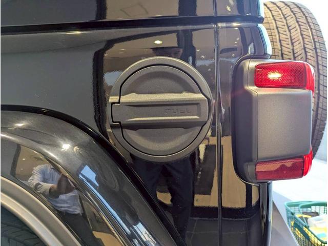 ジープ・ラングラーアンリミテッド サハラ 12.3インチ純正ナビ/LEDライト/アクティブクルーズコントロール/前面衝突警報/パワーシート/シートヒーター/ブラインドスポットモニター/バックカメラ/ステアリングヒーター/純正18インチアルミ(12枚目)