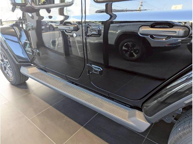 ジープ・ラングラーアンリミテッド サハラ 12.3インチ純正ナビ/LEDライト/アクティブクルーズコントロール/前面衝突警報/パワーシート/シートヒーター/ブラインドスポットモニター/バックカメラ/ステアリングヒーター/純正18インチアルミ(13枚目)