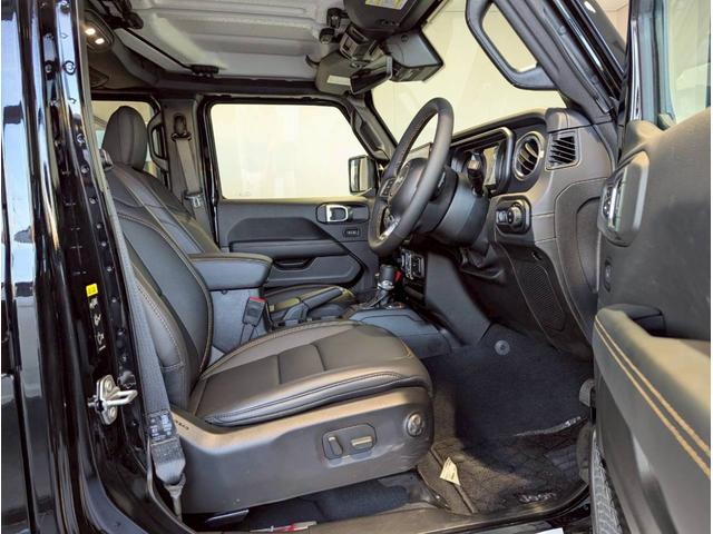 ジープ・ラングラーアンリミテッド サハラ 12.3インチ純正ナビ/LEDライト/アクティブクルーズコントロール/前面衝突警報/パワーシート/シートヒーター/ブラインドスポットモニター/バックカメラ/ステアリングヒーター/純正18インチアルミ(16枚目)