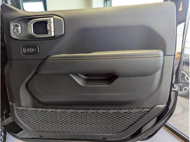 ジープ・ラングラーアンリミテッド サハラ 12.3インチ純正ナビ/LEDライト/アクティブクルーズコントロール/前面衝突警報/パワーシート/シートヒーター/ブラインドスポットモニター/バックカメラ/ステアリングヒーター/純正18インチアルミ(17枚目)