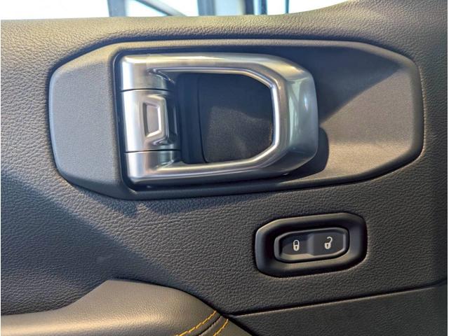 ジープ・ラングラーアンリミテッド サハラ 12.3インチ純正ナビ/LEDライト/アクティブクルーズコントロール/前面衝突警報/パワーシート/シートヒーター/ブラインドスポットモニター/バックカメラ/ステアリングヒーター/純正18インチアルミ(18枚目)