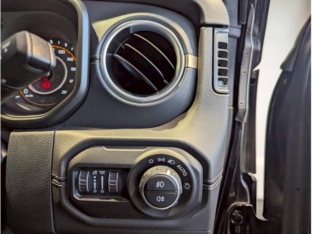 ジープ・ラングラーアンリミテッド サハラ 12.3インチ純正ナビ/LEDライト/アクティブクルーズコントロール/前面衝突警報/パワーシート/シートヒーター/ブラインドスポットモニター/バックカメラ/ステアリングヒーター/純正18インチアルミ(22枚目)