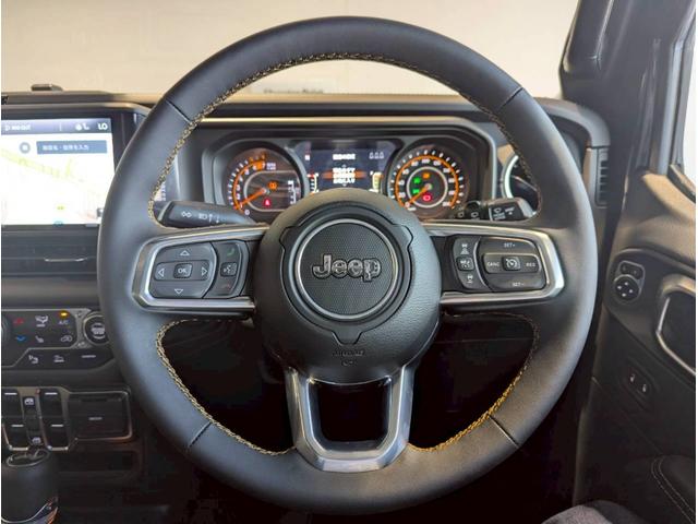 ジープ・ラングラーアンリミテッド サハラ 12.3インチ純正ナビ/LEDライト/アクティブクルーズコントロール/前面衝突警報/パワーシート/シートヒーター/ブラインドスポットモニター/バックカメラ/ステアリングヒーター/純正18インチアルミ(23枚目)