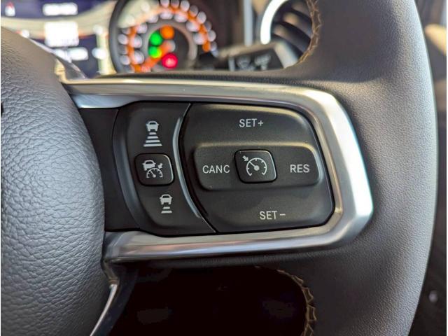 ジープ・ラングラーアンリミテッド サハラ 12.3インチ純正ナビ/LEDライト/アクティブクルーズコントロール/前面衝突警報/パワーシート/シートヒーター/ブラインドスポットモニター/バックカメラ/ステアリングヒーター/純正18インチアルミ(26枚目)