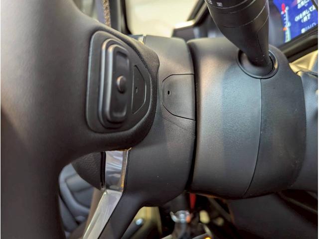 ジープ・ラングラーアンリミテッド サハラ 12.3インチ純正ナビ/LEDライト/アクティブクルーズコントロール/前面衝突警報/パワーシート/シートヒーター/ブラインドスポットモニター/バックカメラ/ステアリングヒーター/純正18インチアルミ(27枚目)