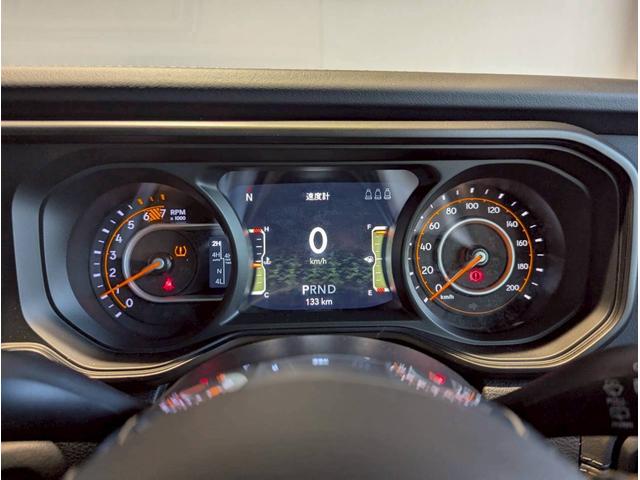 ジープ・ラングラーアンリミテッド サハラ 12.3インチ純正ナビ/LEDライト/アクティブクルーズコントロール/前面衝突警報/パワーシート/シートヒーター/ブラインドスポットモニター/バックカメラ/ステアリングヒーター/純正18インチアルミ(29枚目)