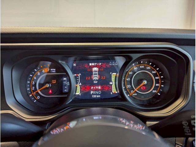 ジープ・ラングラーアンリミテッド サハラ 12.3インチ純正ナビ/LEDライト/アクティブクルーズコントロール/前面衝突警報/パワーシート/シートヒーター/ブラインドスポットモニター/バックカメラ/ステアリングヒーター/純正18インチアルミ(30枚目)