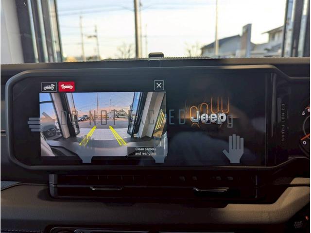 ジープ・ラングラーアンリミテッド サハラ 12.3インチ純正ナビ/LEDライト/アクティブクルーズコントロール/前面衝突警報/パワーシート/シートヒーター/ブラインドスポットモニター/バックカメラ/ステアリングヒーター/純正18インチアルミ(41枚目)