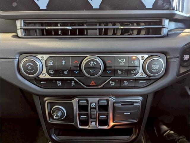 ジープ・ラングラーアンリミテッド サハラ 12.3インチ純正ナビ/LEDライト/アクティブクルーズコントロール/前面衝突警報/パワーシート/シートヒーター/ブラインドスポットモニター/バックカメラ/ステアリングヒーター/純正18インチアルミ(42枚目)