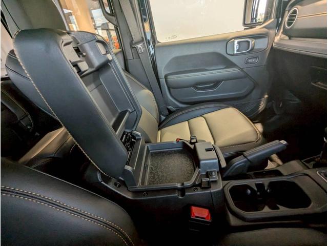 ジープ・ラングラーアンリミテッド サハラ 12.3インチ純正ナビ/LEDライト/アクティブクルーズコントロール/前面衝突警報/パワーシート/シートヒーター/ブラインドスポットモニター/バックカメラ/ステアリングヒーター/純正18インチアルミ(47枚目)