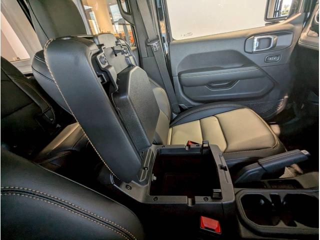 ジープ・ラングラーアンリミテッド サハラ 12.3インチ純正ナビ/LEDライト/アクティブクルーズコントロール/前面衝突警報/パワーシート/シートヒーター/ブラインドスポットモニター/バックカメラ/ステアリングヒーター/純正18インチアルミ(48枚目)