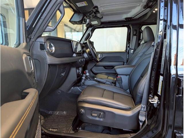 ジープ・ラングラーアンリミテッド サハラ 12.3インチ純正ナビ/LEDライト/アクティブクルーズコントロール/前面衝突警報/パワーシート/シートヒーター/ブラインドスポットモニター/バックカメラ/ステアリングヒーター/純正18インチアルミ(50枚目)