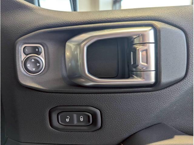 ジープ・ラングラーアンリミテッド サハラ 12.3インチ純正ナビ/LEDライト/アクティブクルーズコントロール/前面衝突警報/パワーシート/シートヒーター/ブラインドスポットモニター/バックカメラ/ステアリングヒーター/純正18インチアルミ(51枚目)