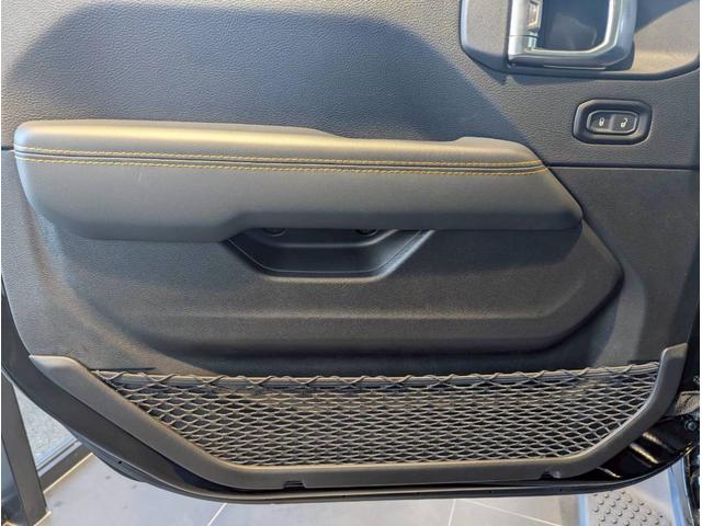 ジープ・ラングラーアンリミテッド サハラ 12.3インチ純正ナビ/LEDライト/アクティブクルーズコントロール/前面衝突警報/パワーシート/シートヒーター/ブラインドスポットモニター/バックカメラ/ステアリングヒーター/純正18インチアルミ(52枚目)