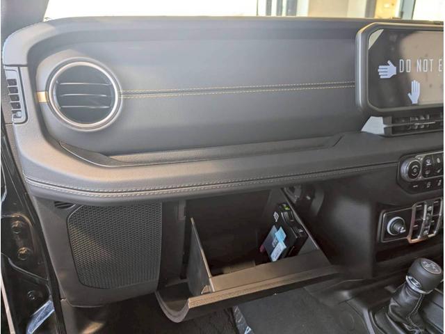 ジープ・ラングラーアンリミテッド サハラ 12.3インチ純正ナビ/LEDライト/アクティブクルーズコントロール/前面衝突警報/パワーシート/シートヒーター/ブラインドスポットモニター/バックカメラ/ステアリングヒーター/純正18インチアルミ(55枚目)