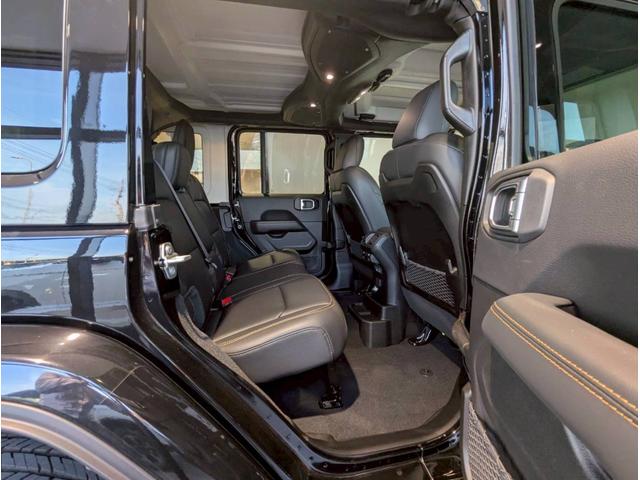 ジープ・ラングラーアンリミテッド サハラ 12.3インチ純正ナビ/LEDライト/アクティブクルーズコントロール/前面衝突警報/パワーシート/シートヒーター/ブラインドスポットモニター/バックカメラ/ステアリングヒーター/純正18インチアルミ(58枚目)