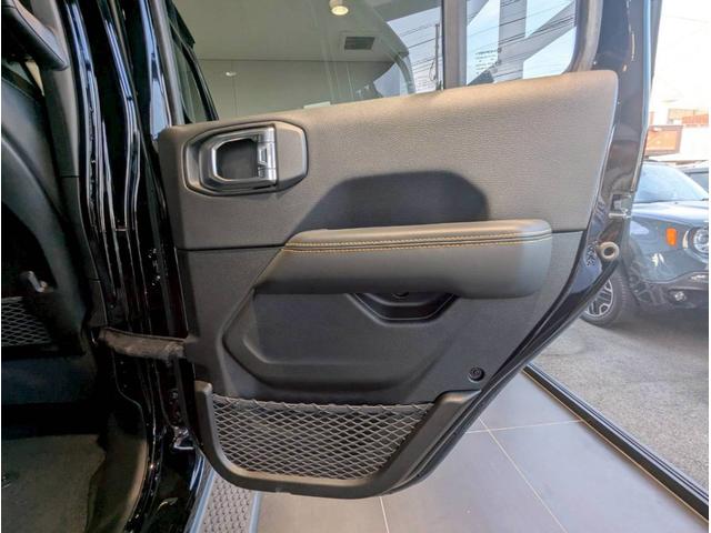 ジープ・ラングラーアンリミテッド サハラ 12.3インチ純正ナビ/LEDライト/アクティブクルーズコントロール/前面衝突警報/パワーシート/シートヒーター/ブラインドスポットモニター/バックカメラ/ステアリングヒーター/純正18インチアルミ(59枚目)