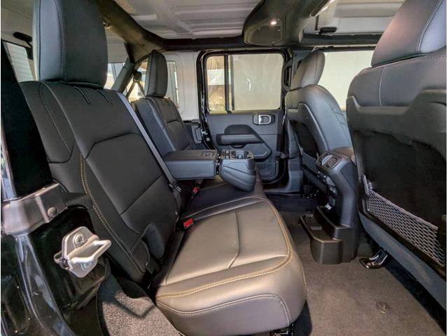 ジープ・ラングラーアンリミテッド サハラ 12.3インチ純正ナビ/LEDライト/アクティブクルーズコントロール/前面衝突警報/パワーシート/シートヒーター/ブラインドスポットモニター/バックカメラ/ステアリングヒーター/純正18インチアルミ(60枚目)