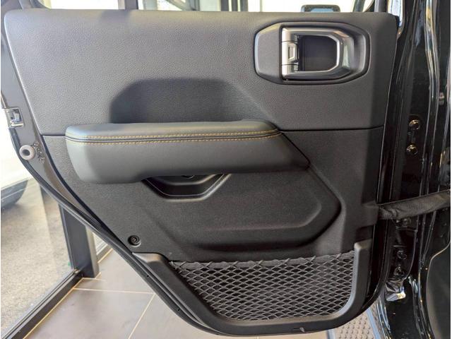 ジープ・ラングラーアンリミテッド サハラ 12.3インチ純正ナビ/LEDライト/アクティブクルーズコントロール/前面衝突警報/パワーシート/シートヒーター/ブラインドスポットモニター/バックカメラ/ステアリングヒーター/純正18インチアルミ(64枚目)