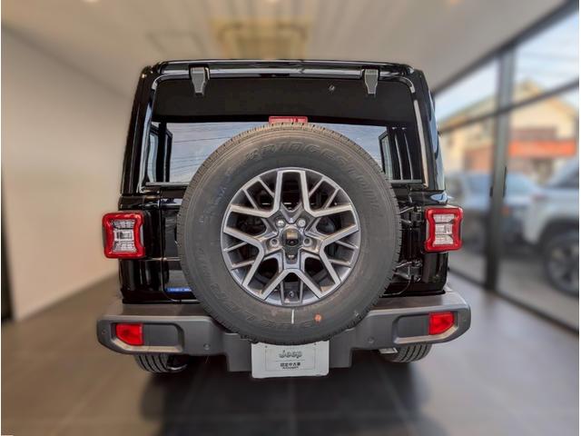 ジープ・ラングラーアンリミテッド サハラ 12.3インチ純正ナビ/LEDライト/アクティブクルーズコントロール/前面衝突警報/パワーシート/シートヒーター/ブラインドスポットモニター/バックカメラ/ステアリングヒーター/純正18インチアルミ(65枚目)