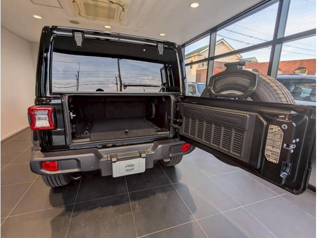 ジープ・ラングラーアンリミテッド サハラ 12.3インチ純正ナビ/LEDライト/アクティブクルーズコントロール/前面衝突警報/パワーシート/シートヒーター/ブラインドスポットモニター/バックカメラ/ステアリングヒーター/純正18インチアルミ(66枚目)