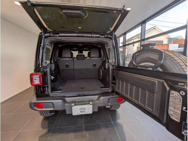 ジープ・ラングラーアンリミテッド サハラ 12.3インチ純正ナビ/LEDライト/アクティブクルーズコントロール/前面衝突警報/パワーシート/シートヒーター/ブラインドスポットモニター/バックカメラ/ステアリングヒーター/純正18インチアルミ(67枚目)