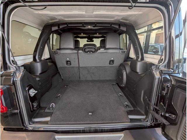 ジープ・ラングラーアンリミテッド サハラ 12.3インチ純正ナビ/LEDライト/アクティブクルーズコントロール/前面衝突警報/パワーシート/シートヒーター/ブラインドスポットモニター/バックカメラ/ステアリングヒーター/純正18インチアルミ(68枚目)