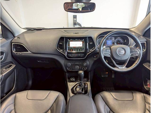 ジープ・チェロキー リミテッド レーダークルーズコントロール/ブラインドスポットモニター/シートヒーター/ベンチレーション/電動シート/パワーバックドア/バックカメラ/フロントカメラ/衝突軽減ブレーキ/ETC2.0/レーンキープ/(10枚目)