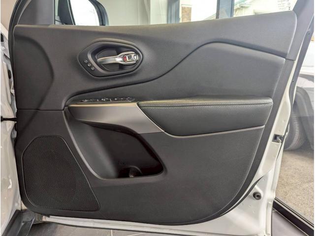 ジープ・チェロキー リミテッド レーダークルーズコントロール/ブラインドスポットモニター/シートヒーター/ベンチレーション/電動シート/パワーバックドア/バックカメラ/フロントカメラ/衝突軽減ブレーキ/ETC2.0/レーンキープ/(11枚目)