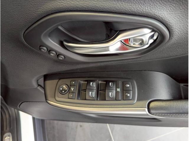 ジープ・チェロキー リミテッド レーダークルーズコントロール/ブラインドスポットモニター/シートヒーター/ベンチレーション/電動シート/パワーバックドア/バックカメラ/フロントカメラ/衝突軽減ブレーキ/ETC2.0/レーンキープ/(13枚目)