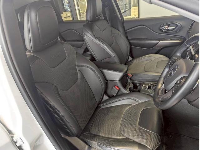 ジープ・チェロキー リミテッド レーダークルーズコントロール/ブラインドスポットモニター/シートヒーター/ベンチレーション/電動シート/パワーバックドア/バックカメラ/フロントカメラ/衝突軽減ブレーキ/ETC2.0/レーンキープ/(16枚目)