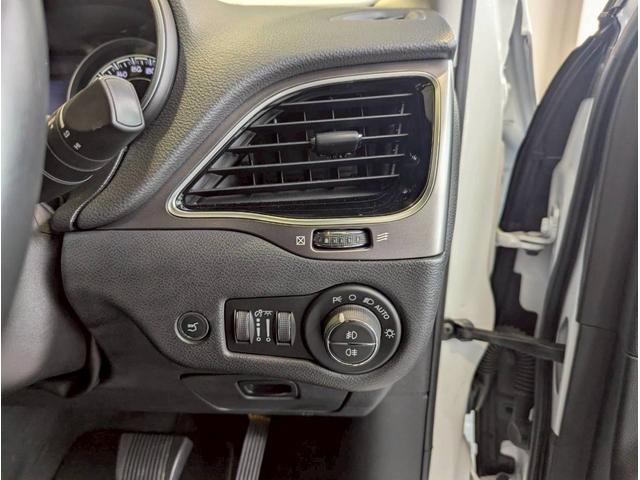 ジープ・チェロキー リミテッド レーダークルーズコントロール/ブラインドスポットモニター/シートヒーター/ベンチレーション/電動シート/パワーバックドア/バックカメラ/フロントカメラ/衝突軽減ブレーキ/ETC2.0/レーンキープ/(17枚目)