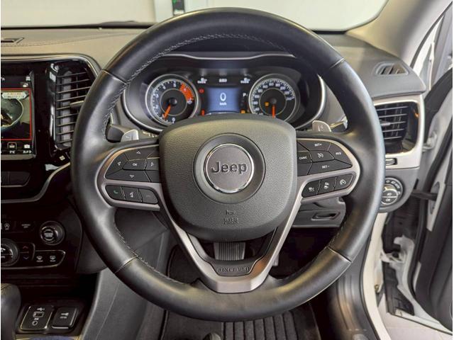 ジープ・チェロキー リミテッド レーダークルーズコントロール/ブラインドスポットモニター/シートヒーター/ベンチレーション/電動シート/パワーバックドア/バックカメラ/フロントカメラ/衝突軽減ブレーキ/ETC2.0/レーンキープ/(18枚目)