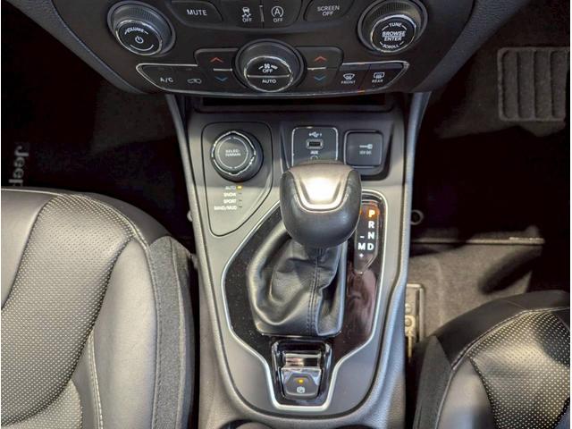 ジープ・チェロキー リミテッド レーダークルーズコントロール/ブラインドスポットモニター/シートヒーター/ベンチレーション/電動シート/パワーバックドア/バックカメラ/フロントカメラ/衝突軽減ブレーキ/ETC2.0/レーンキープ/(42枚目)