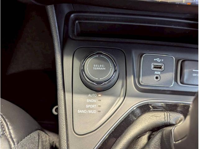 ジープ・チェロキー リミテッド レーダークルーズコントロール/ブラインドスポットモニター/シートヒーター/ベンチレーション/電動シート/パワーバックドア/バックカメラ/フロントカメラ/衝突軽減ブレーキ/ETC2.0/レーンキープ/(43枚目)