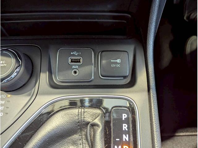 ジープ・チェロキー リミテッド レーダークルーズコントロール/ブラインドスポットモニター/シートヒーター/ベンチレーション/電動シート/パワーバックドア/バックカメラ/フロントカメラ/衝突軽減ブレーキ/ETC2.0/レーンキープ/(44枚目)