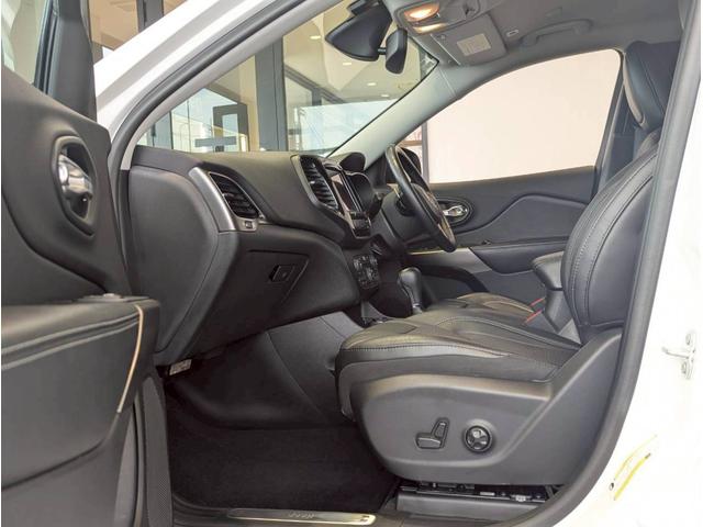 ジープ・チェロキー リミテッド レーダークルーズコントロール/ブラインドスポットモニター/シートヒーター/ベンチレーション/電動シート/パワーバックドア/バックカメラ/フロントカメラ/衝突軽減ブレーキ/ETC2.0/レーンキープ/(52枚目)