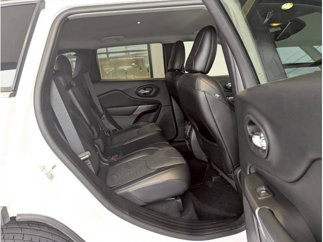 ジープ・チェロキー リミテッド レーダークルーズコントロール/ブラインドスポットモニター/シートヒーター/ベンチレーション/電動シート/パワーバックドア/バックカメラ/フロントカメラ/衝突軽減ブレーキ/ETC2.0/レーンキープ/(59枚目)