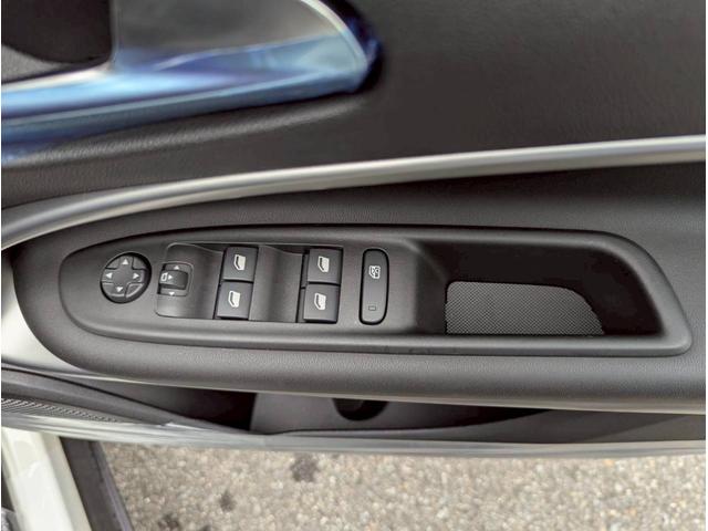 ジープ・アベンジャー アルティテュード 電気自動車/シートヒーター/10.25インチモニター/パワーシート/バックカメラ/LEDライト/アクティブクルーズコントロール/前面衝突警報/革シート/ETC2.0/純正17インチアルミホイール/(11枚目)