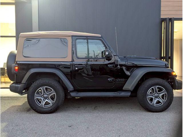 ジープ・ラングラー ブラック&タン 50台限定車/リアパークアシスト/バックカメラ/サイドカメラ/禁煙車/純正ディスプレイオーディオ/純正17AW/前面衝突警報/アクティブクルーズコントロール/ソフトトップ/LEDライト/(3枚目)