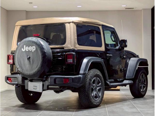 ジープ・ラングラー ブラック&タン 50台限定車/リアパークアシスト/バックカメラ/サイドカメラ/禁煙車/純正ディスプレイオーディオ/純正17AW/前面衝突警報/アクティブクルーズコントロール/ソフトトップ/LEDライト/(4枚目)