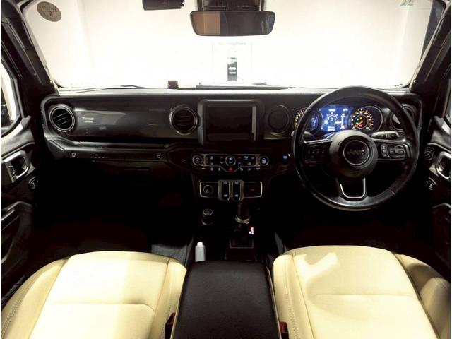 ジープ・ラングラー ブラック&タン 50台限定車/リアパークアシスト/バックカメラ/サイドカメラ/禁煙車/純正ディスプレイオーディオ/純正17AW/前面衝突警報/アクティブクルーズコントロール/ソフトトップ/LEDライト/(5枚目)