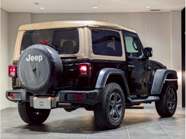 ジープ・ラングラー ブラック&タン 50台限定車/リアパークアシスト/バックカメラ/サイドカメラ/禁煙車/純正ディスプレイオーディオ/純正17AW/前面衝突警報/アクティブクルーズコントロール/ソフトトップ/LEDライト/(9枚目)