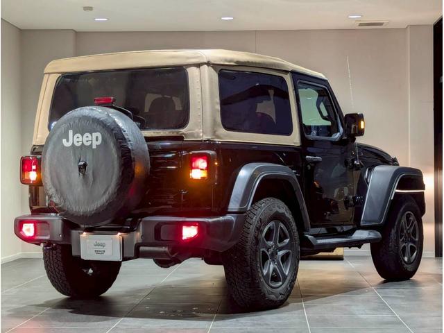 ジープ・ラングラー ブラック&タン 50台限定車/リアパークアシスト/バックカメラ/サイドカメラ/禁煙車/純正ディスプレイオーディオ/純正17AW/前面衝突警報/アクティブクルーズコントロール/ソフトトップ/LEDライト/(10枚目)