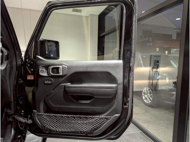 ジープ・ラングラー ブラック&タン 50台限定車/リアパークアシスト/バックカメラ/サイドカメラ/禁煙車/純正ディスプレイオーディオ/純正17AW/前面衝突警報/アクティブクルーズコントロール/ソフトトップ/LEDライト/(13枚目)