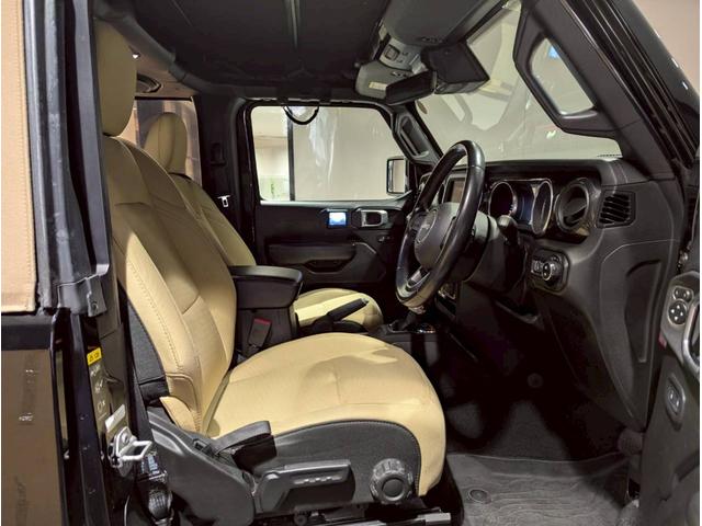 ジープ・ラングラー ブラック&タン 50台限定車/リアパークアシスト/バックカメラ/サイドカメラ/禁煙車/純正ディスプレイオーディオ/純正17AW/前面衝突警報/アクティブクルーズコントロール/ソフトトップ/LEDライト/(14枚目)