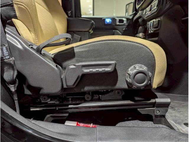 ジープ・ラングラー ブラック&タン 50台限定車/リアパークアシスト/バックカメラ/サイドカメラ/禁煙車/純正ディスプレイオーディオ/純正17AW/前面衝突警報/アクティブクルーズコントロール/ソフトトップ/LEDライト/(15枚目)