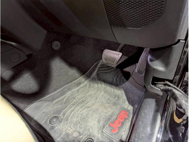 ジープ・ラングラー ブラック&タン 50台限定車/リアパークアシスト/バックカメラ/サイドカメラ/禁煙車/純正ディスプレイオーディオ/純正17AW/前面衝突警報/アクティブクルーズコントロール/ソフトトップ/LEDライト/(16枚目)