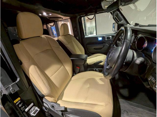 ジープ・ラングラー ブラック&タン 50台限定車/リアパークアシスト/バックカメラ/サイドカメラ/禁煙車/純正ディスプレイオーディオ/純正17AW/前面衝突警報/アクティブクルーズコントロール/ソフトトップ/LEDライト/(19枚目)